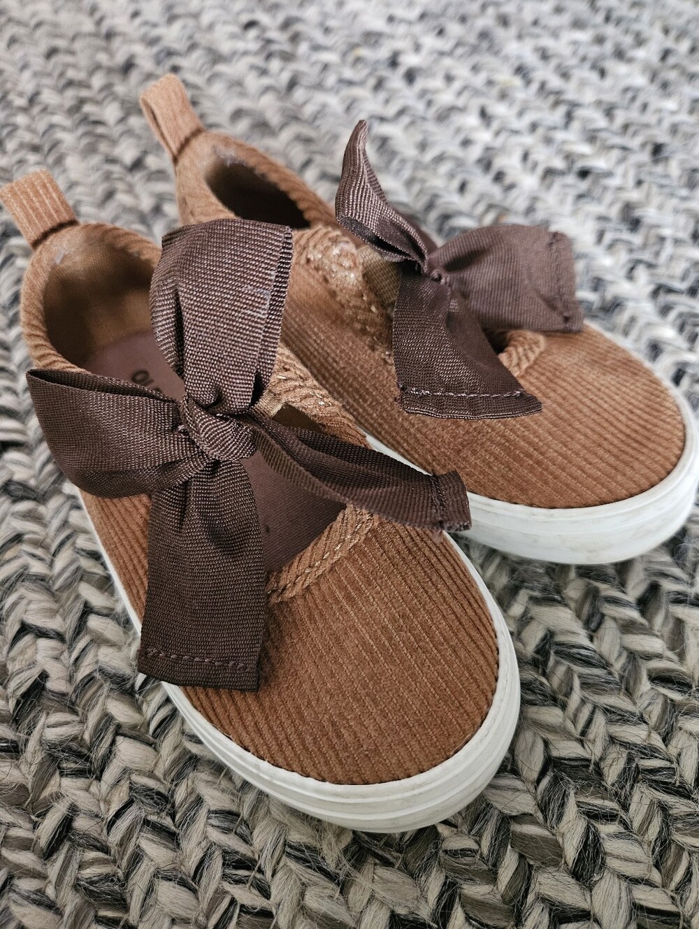Old Navy Brown Corduroy Slip-On Sneakers with Bow Size 6 Toddler